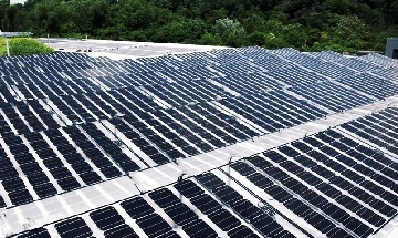 Big banker thinks “world’s”largest *rooftop bifacial* solar panel install is worth it