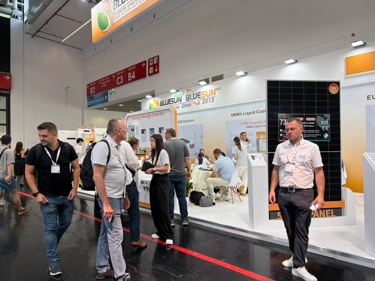 International visitors meeting with Bluesun Solar at Smarter E Europe 2026