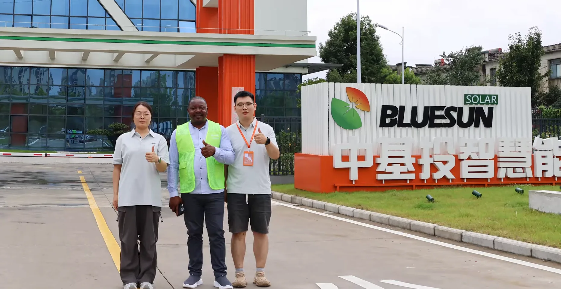Cameroon Customer Visits Bluesun Solar Factory for Partnership Discussions